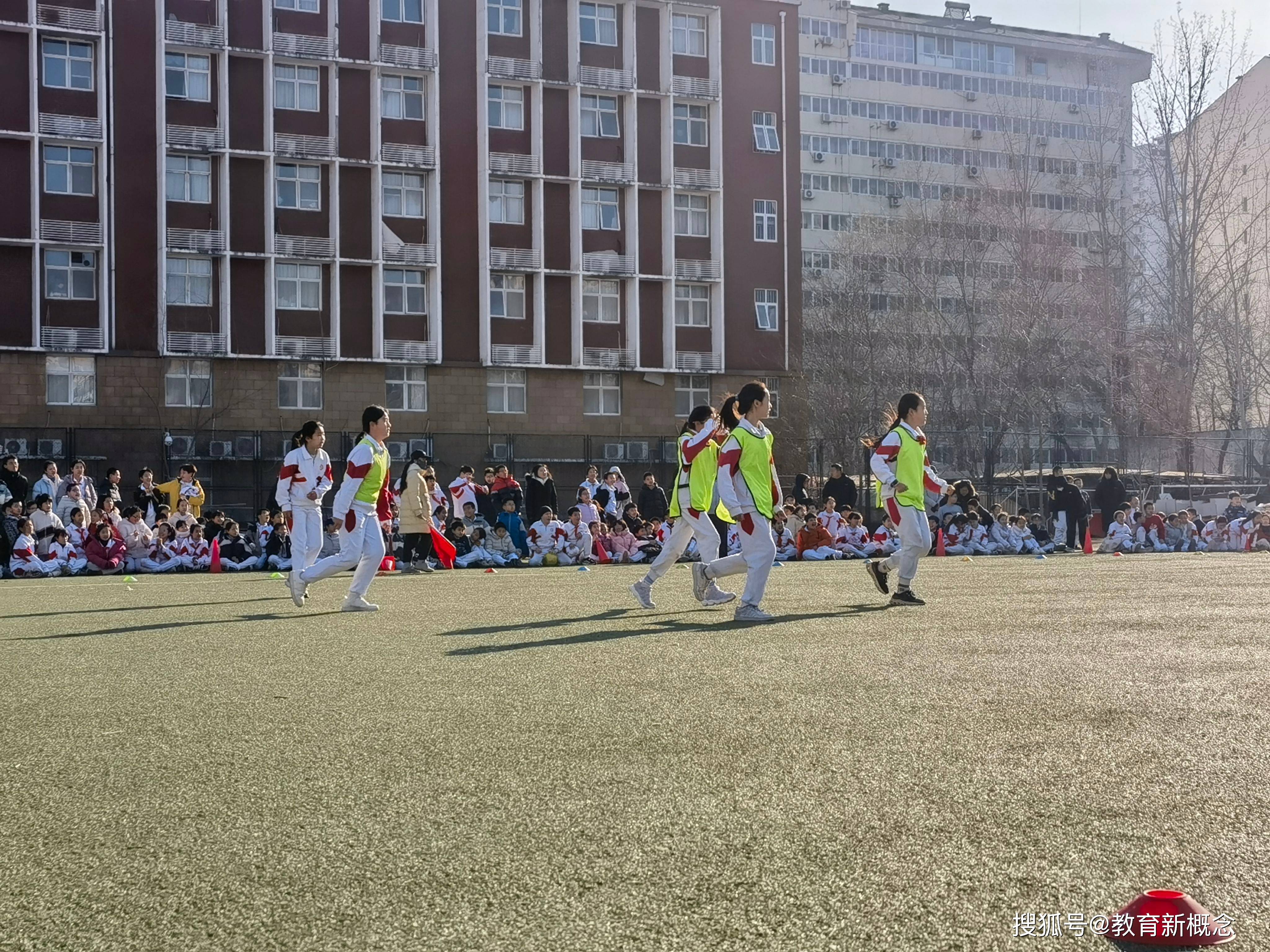 四川队在赛场上表现出色，取得令人赞叹的胜利的简单介绍